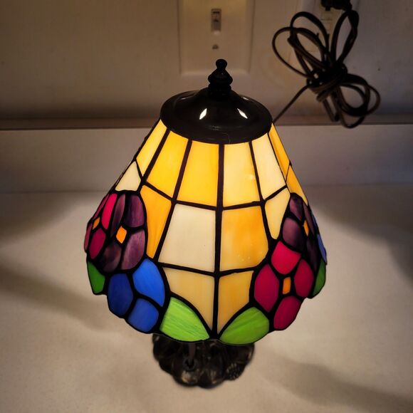 Vtg Tiffany Style Stained Glass Floral Mosaic Table Lamp Metal base 11.5" tall - Picture 4 of 12